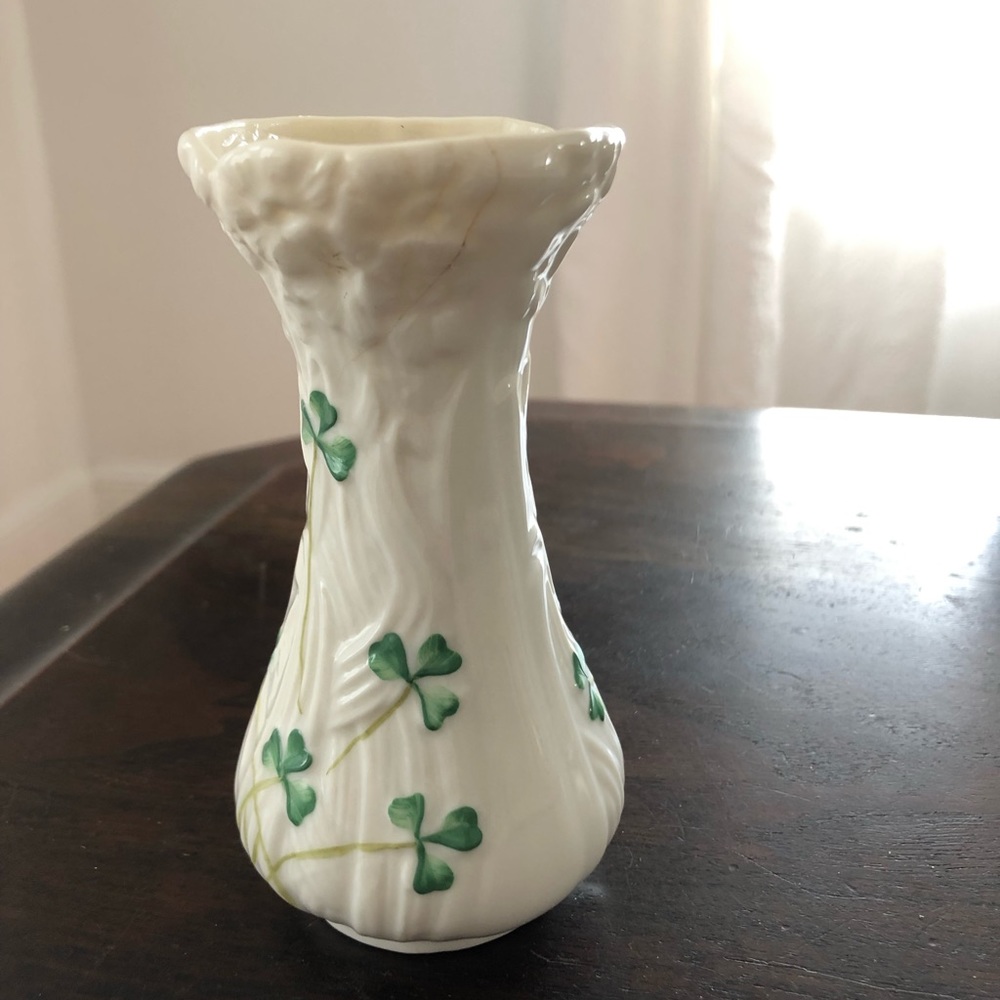 Belleek bud vase 4.5”